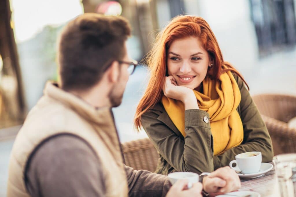 Körpersprache beim Date: 7 Signale, die Interesse verraten