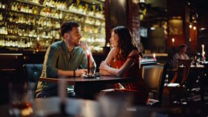 Körpersprache beim Date: 7 Signale, die Interesse verraten